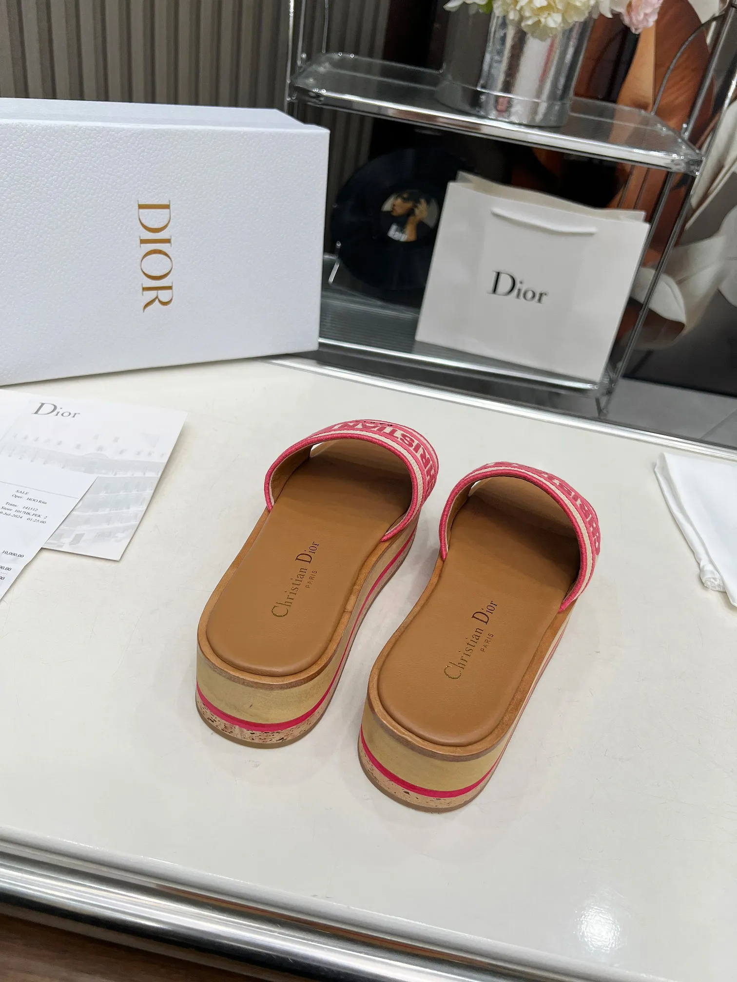 👟👟Ex-factory price 420👟👟 Dior's new spring and summer IVIETA DWAY jelly-colored flat-soled one-slip women's shoes with CD letter logo three-dimensional embroidery thick-soled round-toe open-toe slippers. The original version is developed to be the top version on the market. It feels soft and delicate on the feet and is extremely comfortable. Material: Upper imported raffia electric embroidery high-temperature water-soluble cotton technical fabric + water-dyed cowhide foot pad lining + original consistent combination outsole Outsole: original outsole Size: 35-42 (40.41.42 custom-made, non-refundable and non-exchangeable)